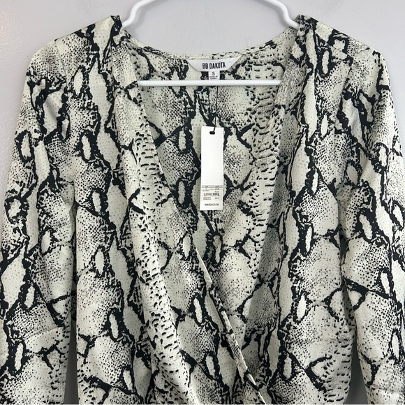 NWT BB Dakota Animal Print Satin Long Sleeve Cross Front Bodysuit Size Small - Picture 5 of 14